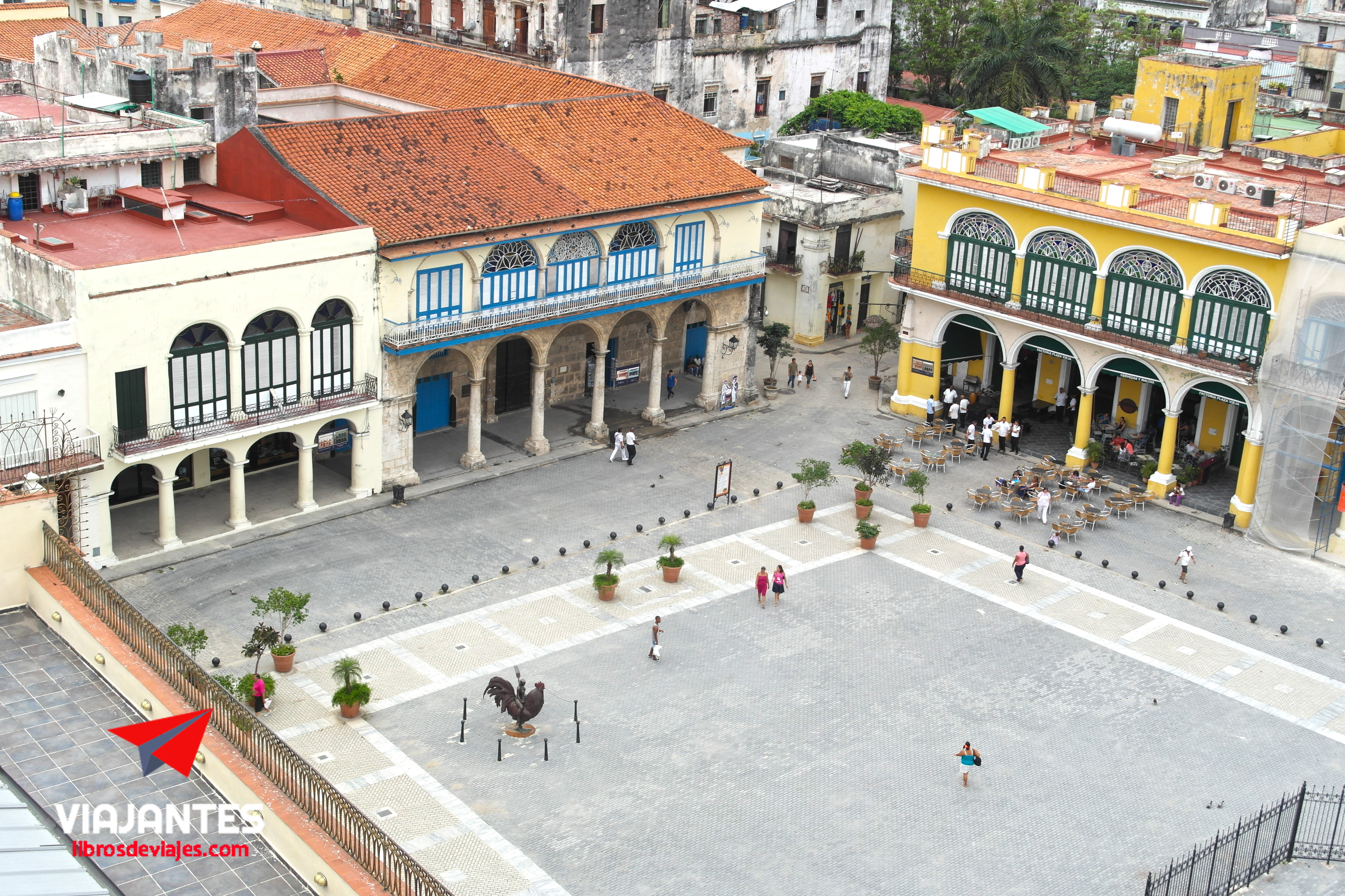 Vista de la Plaza Vieja y la Casa de los Condes de Jaruco la de color azul